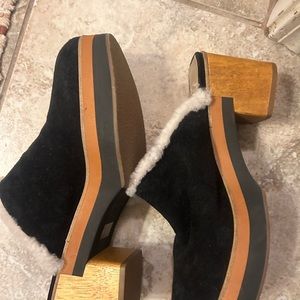 Women’s Bernardo Black Clogs worn 2xs